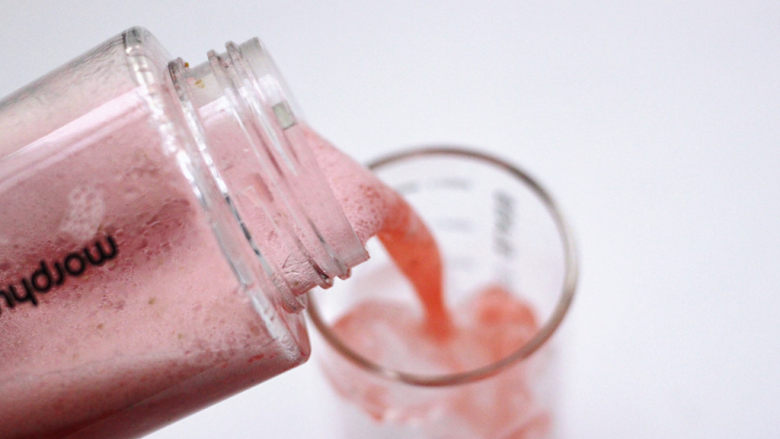 草莓蔓越莓气泡饮,把做好的气泡果汁倒入即可。