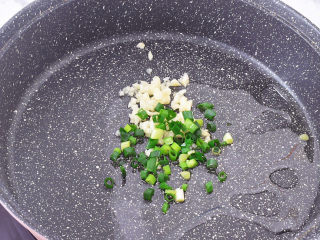 肥牛金针菇卷,锅中倒入适量的食用油烧热，放入蒜末和一半葱花爆香