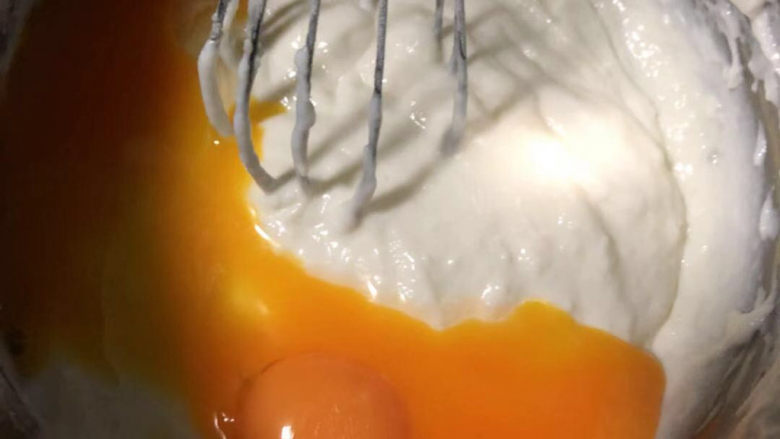 香草味酸奶戚风,分离蛋黄和蛋清，面糊里加入蛋黄。