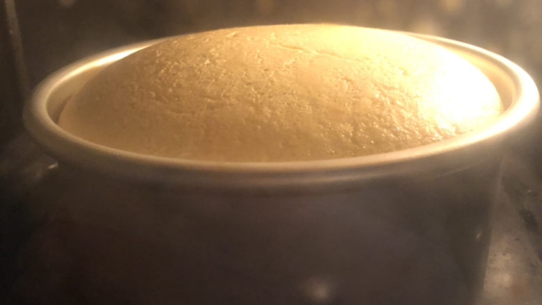 香草味酸奶戚风,接着150度，再烤10分钟上色，出炉后冷却脱模。