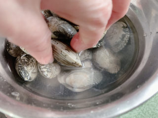 葱油花蛤,花蛤加少许盐抓洗，养一养吐沙后再冲洗一下，沥干待用