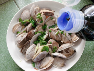 葱油花蛤,增添酱香风味，而花蛤本身也有些许海味之鲜咸，如此搭配恰到好处。