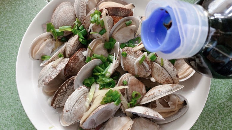 葱油花蛤,增添酱香风味，而花蛤本身也有些许海味之鲜咸，如此搭配恰到好处。