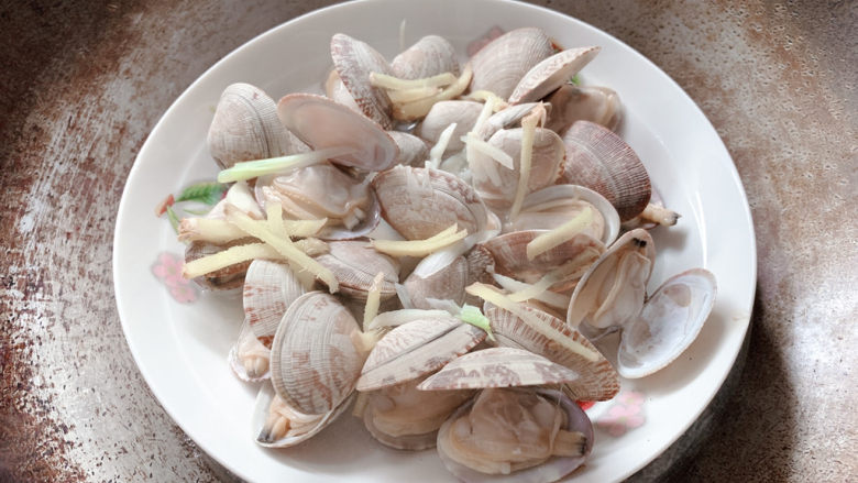 葱油花蛤,蒸到花蛤恰好都“咧开嘴”就成熟了，出锅