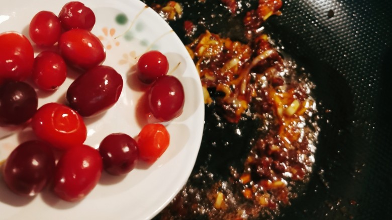茄子盖浇饭,放入蔓越莓果翻炒。