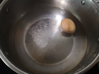 家常挂面,鸡蛋放锅里煮一下