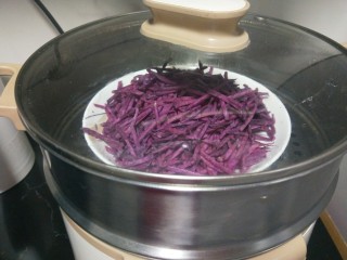 糯米紫薯糕,放入蒸锅蒸25分钟。
