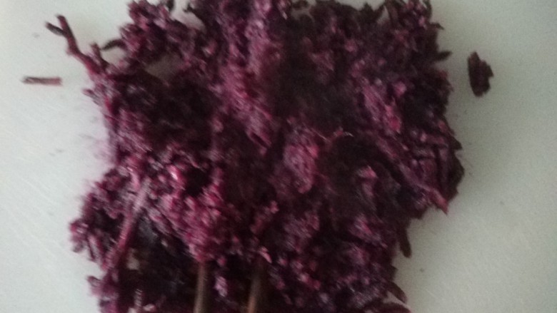 糯米紫薯糕,压成紫薯泥。