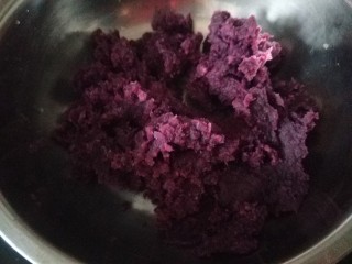 糯米紫薯糕,放入盆中。