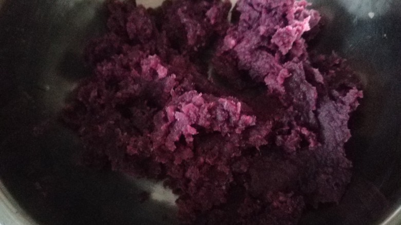 糯米紫薯糕,放入盆中。