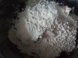 糯米紫薯糕,加入糯米粉。