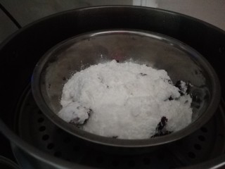 糯米紫薯糕,放入蒸锅在蒸十分钟。
