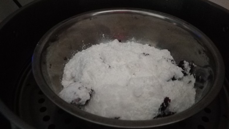糯米紫薯糕,放入蒸锅在蒸十分钟。