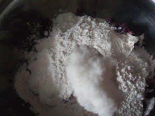 糯米紫薯糕,加入白糖，炼乳。