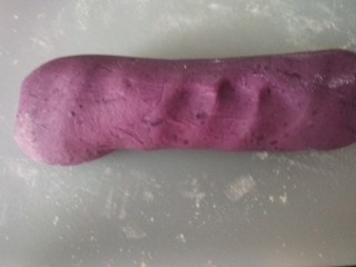 糯米紫薯糕,搓成长剂子。