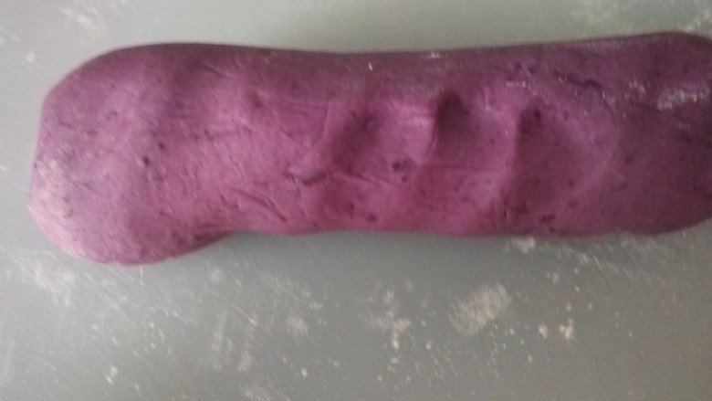 糯米紫薯糕,搓成长剂子。