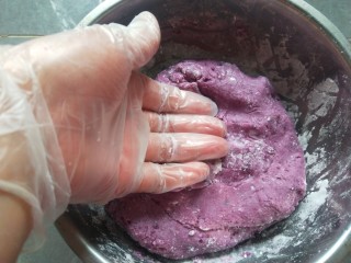 糯米紫薯糕,在合成面团。