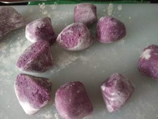 糯米紫薯糕,做成小剂子。