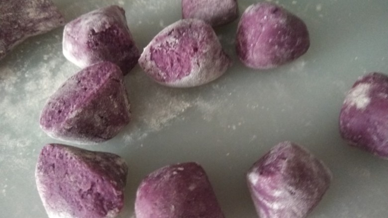糯米紫薯糕,做成小剂子。