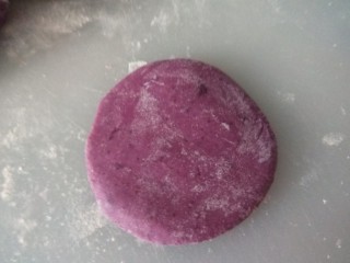 糯米紫薯糕,压扁。