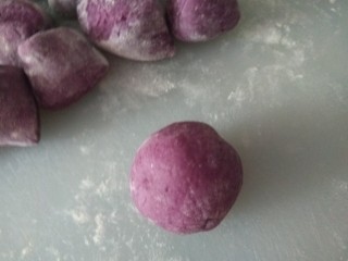 糯米紫薯糕,揉光滑。