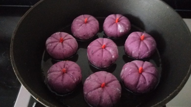 糯米紫薯糕,放入紫薯糕，其实已经熟了，在煎一下更好吃。