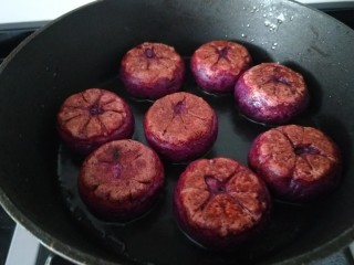 糯米紫薯糕,两面煎制。