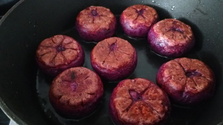 糯米紫薯糕,两面煎制。
