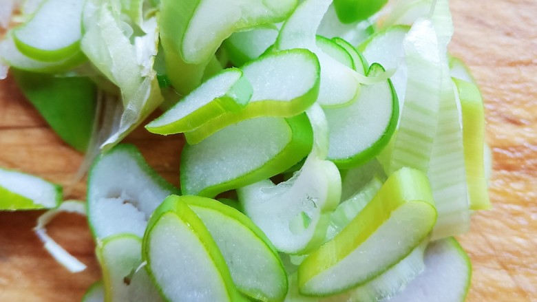 酸辣娃娃菜,大葱切片，留一点绿叶部分切成葱花。