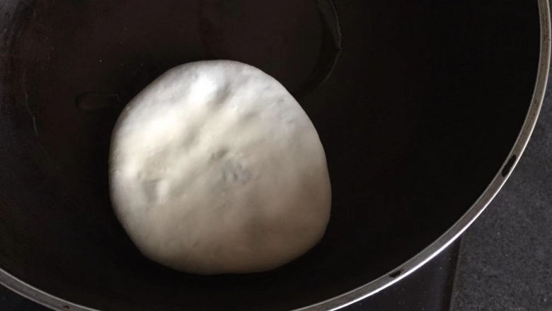 梅干菜肉饼,用的平底锅，（也可以用电饼铛）
薄薄的刷一层油，将饼坯放上烙，中小火