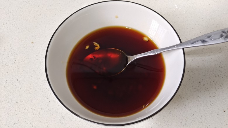茄子盖浇饭,加入半碗清水搅拌均匀即可