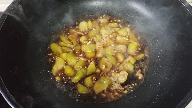 茄子盖浇饭,倒入料汁，盖上锅盖焖至汤汁变少浓稠