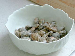 简单好吃的葱油花蛤,准备一个大碗，放花蛤