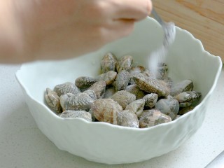简单好吃的葱油花蛤,1小勺盐