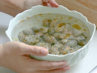 简单好吃的葱油花蛤,浸泡，2个小时，让花蛤吐沙