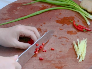 简单好吃的葱油花蛤,小米辣切段