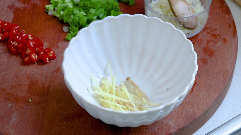 简单好吃的葱油花蛤,用姜丝