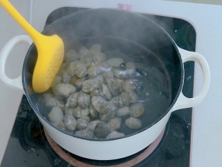 简单好吃的葱油花蛤,倒入开水锅内