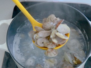 简单好吃的葱油花蛤,花蛤壳打开后尽快捞出，住久了花蛤的肉会老