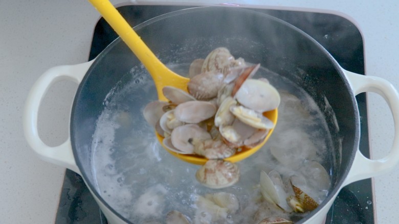 简单好吃的葱油花蛤,花蛤壳打开后尽快捞出，住久了花蛤的肉会老