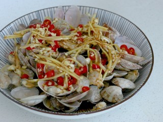 简单好吃的葱油花蛤,把酱汁倒在花蛤上