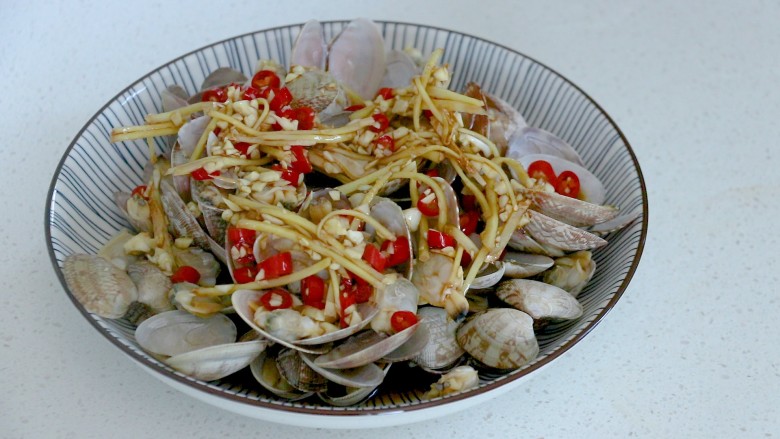 简单好吃的葱油花蛤,把酱汁倒在花蛤上