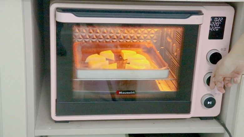 烤牛奶,烤箱220℃，先预热10分钟，放入奶块开始烤