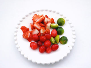 快手水果葡式蛋挞,草莓洗净去蒂切小丁，蔓越莓冲洗干净，青柠檬对半切开。