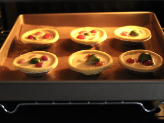 快手水果葡式蛋挞,烤箱提前预热，把蛋挞放入烤箱中层。