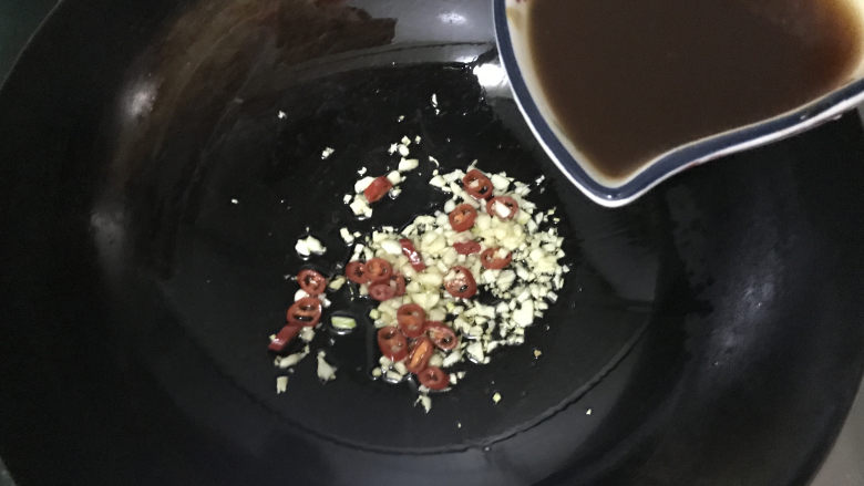 蚝油油麦菜,把刚刚调好的酱汁，搅拌均匀倒入锅中