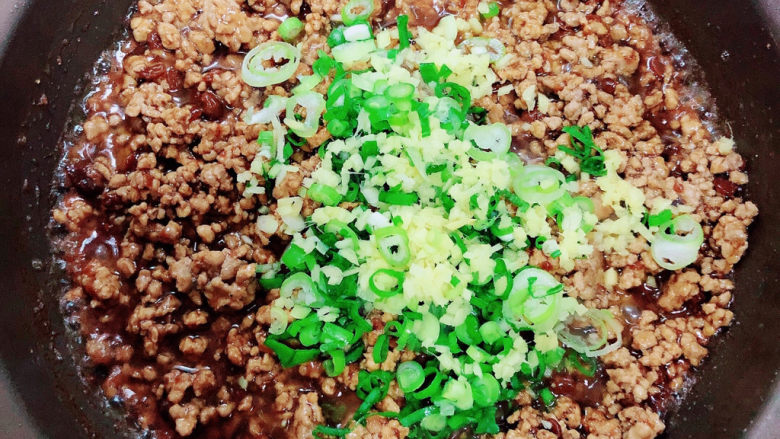 梅干菜肉饼,放入葱姜翻炒均匀。