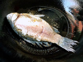 家常炖鲫鱼,鲫鱼煎好一面再煎另一面这样做出的鱼汤更加美味