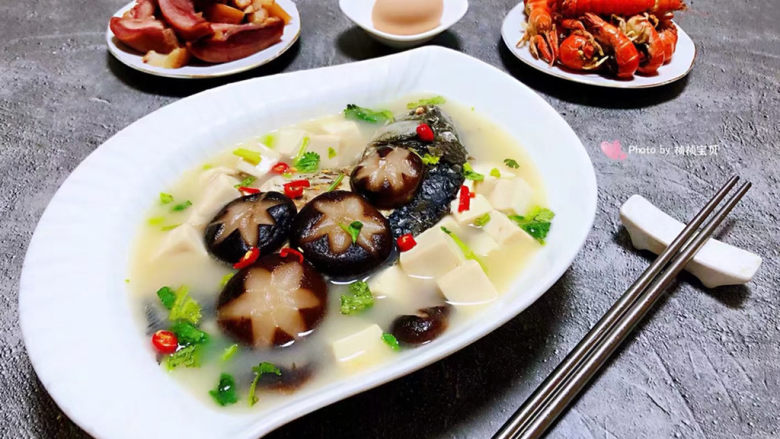 家常炖鲫鱼,香菇豆腐炖鲫鱼汤也可以是宴客的必备拿手大菜