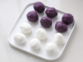 糯米紫薯糕,糯米面团和紫薯芋泥馅各自分成六等份滚圆备用。